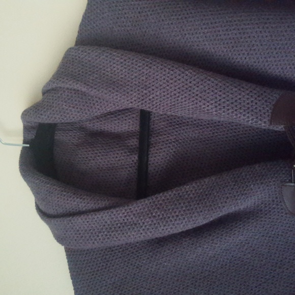 Ferand Grey Shawl with Front  Button Closure, Size Medium - Picture 2 of 8